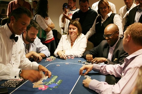 золотые правила покера, основные понятия,   Третьим золотым покерным правилом является Не ведите игру очень однообразно; замечайте соперников, который ведет однообразный способ игры.  Марк Уортман, размер пота, пот в покере, стратегия игры, комбинации покера, игра в покер, Техасский холдем, правила игры, комбинации в покере, правила покера ,обучение, советы для начинающих 