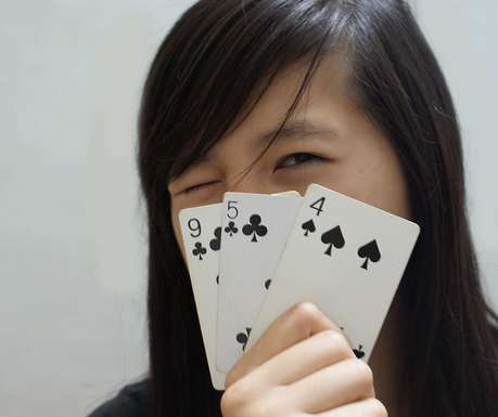 игра в покер, советы,  Демонстрация собственных карт часто становится ошибкой  обучение, советы для начинающих, покерные ловушки, частые ошибки, турнирный покер, стиль игры, выигрыш