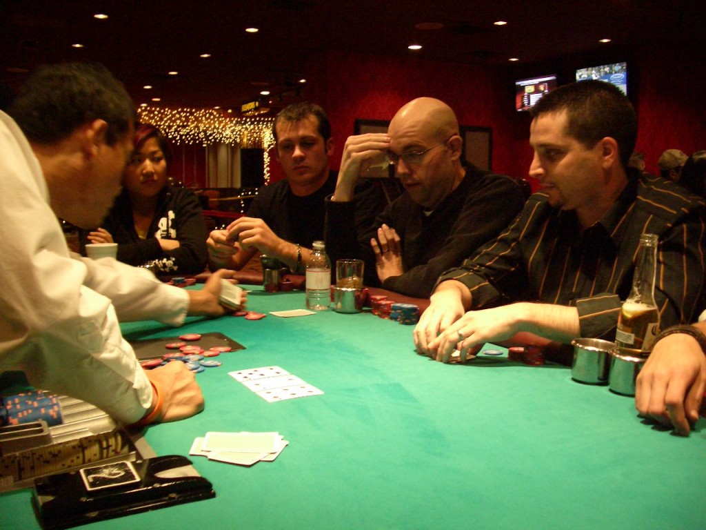 покер, игра в покер, обучение, советы для начинающих, знаки в покере, турнирный покер, турниры, онлайн-покер, стратегия игры, тактика