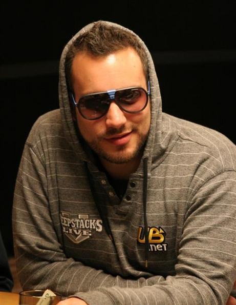 UB.com, Адам Леви, Adam Levy, WSOP, Все началось в 2008 году – решающем году для Адама Леви. Знаменитый обладатель 11 золотых браслетов Фил Хельмут являлся чиплидером на UB Aruba Poker Classic, где он и встретился с Леви… турниры по покеру, Фил Хельмут, PokerStars, WPT, мастера покера, профессионалы, игра в покер, биографии 